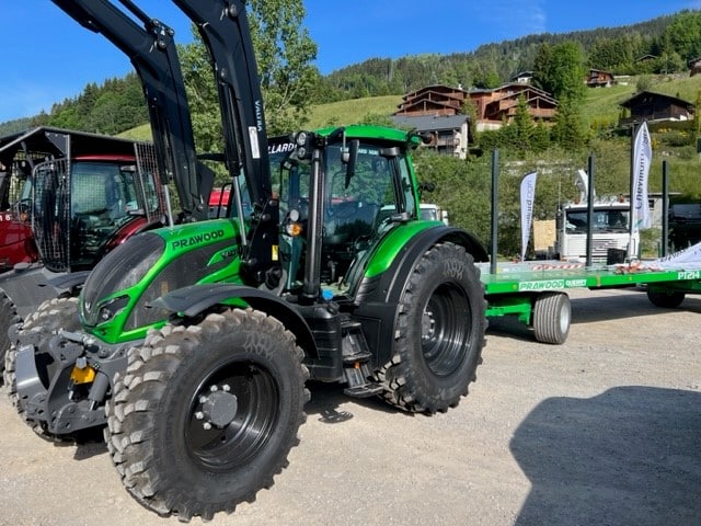 Tracteur Valtra avec remorque